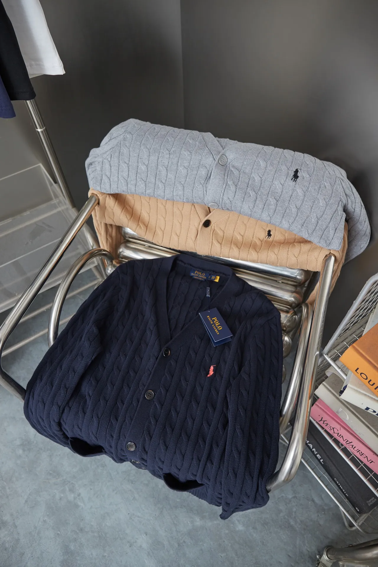 P250 POLO Paul Ralph Lauren 25FW new autumn and winter style classic war horse embroidered twist sweater, light luxury, a must-have item for daily commuting for men and women. Correct version. Welcome to compare. Detailed features · Made of 35% wool content yarn, 35% cashmere 30% synthetic fiber · Used German imported machine twist knitted cardigan · Open mold customization brand logo resin buttons · Imported Tajima machine embroidered classic war horse · Thread design on collar, cuffs and hem, windproof and comfortable · Original main mark, washed tag, moisture-proof paper packaging Color: black/khaki/grey Size: S M L XL